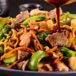 YAKISOBA MISTA (FRANGO/CARNE)