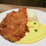 MILANESA ESPECIAL CON ARROZ Y PURÉ