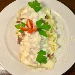 Massa ao molho branco e costela