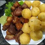 Costelinha porco c/bolinho mandioca