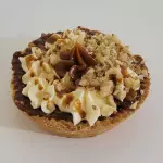 Tarta manjar nuez crema chantilly