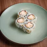Uramaki salmão empanado (8un)