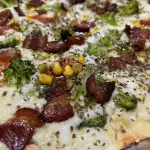 PIZZA  GRANDE BRÓCOLIS COM BACON