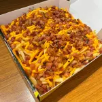 Batata Frita com Cheddar e Bacon