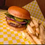 Hamburguesa con tocino y papas