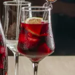 Copa de sangría con vino Lambrusco