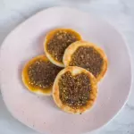 Esfiha aberta de Zaatar
