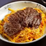 FETUCCINI A LA HUANCAINA CON BISTEC