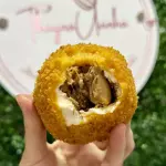 Coxinha de costela com cream chease