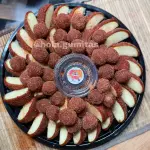 Charola grande de manzana con uvas