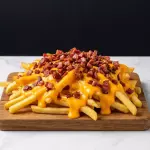 Papas fritas con cheddar y bacon