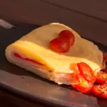 Crepioca presunto, queijo e tomate