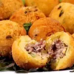BOLINHO DE AIPIM COM CARNE SECA