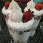 Copo Felicidade merengue de morango