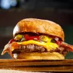 Hamburguesa con Cheddar y Bacon