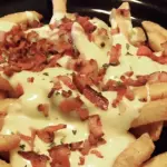 Batata frita com bacon e cheddar