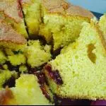BOLO DE FUBÁ COM GOIABADA