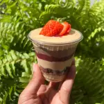 BOLO NO POTE NINHO COM FRUTAS VERM.