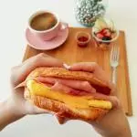 Cuernito de jamón con queso