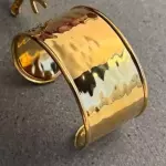 Pulsera dorada con textura(copy)
