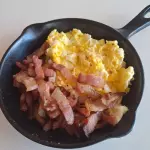 Porción huevo revuelto con panceta