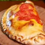 CALZONE DE QUEIJOS COM PERA