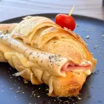 Croissant de presunto e queijo