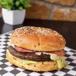 HAMBURGUESA ESPECIAL CON PAPAS