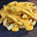Papas Fritas con salsa cheddar