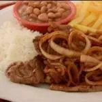 Bife acebolado