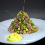 Ceviche de salmón y palta chifa