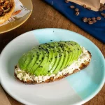Tostón con pollo y palta