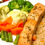SALMÃO GRELHADO COM LEGUMES