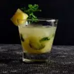 CAIPIRINHA DE ABACAXI COM HORTELA