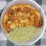 Omelete de calabresa com queijo