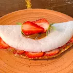 Tapioca de doce de leite e morango