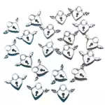 Dijes de corazón plateados