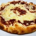 ESFIHA CARNE SECA COM QUEIJO