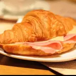 Croissant jamón y queso