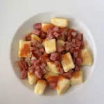 Nhoque ao molho de calabresa