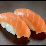 Niguiri salmão  1 unidade