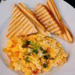 HUEVO CON TOMATE Y CEBOLLA