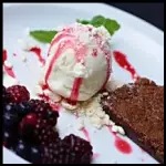 helado con frutos rojos