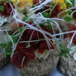 Canapé de tomate seco com rúcula