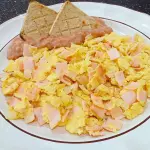 Huevos con jamón
