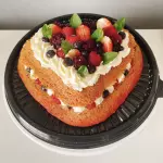 Torta de corazon con frutos rojos