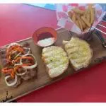 Salchichas italianas y papas fritas