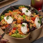 Salada de salmão defumado