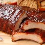 COSTELINHA SUÍNA COM MOLHO BARBECUE