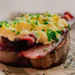 Toast Ovos e Bacon
